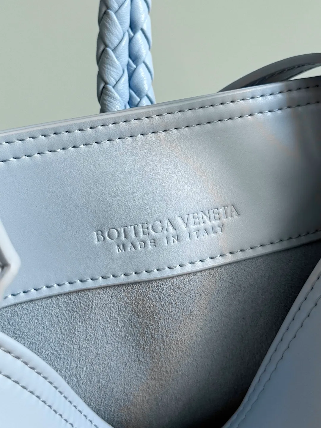 Batch 1620 BOTTEGA VENETA 2025 new women's LIBERTA small bucket bag The wind of "freedom" is still blowing towards summer🫧Unique bag shape and large enough capacity. This kind of small bag has always been very popular in summer. It can easily store essential items such as sunscreen and mini 5-fold umbrella when carrying it when going out. It uses braided knots and horseshoe buckle shapes. The metal ring is used for opening and closing, and the classic weaving is only used as an embellishment here, giving way to the simplicity of all-leather. It is a true combination of innovation and classics. It is also equipped with a detachable long shoulder strap. Friends who don’t like to carry it on the shoulder can only buy this bag and have more choices. Style number: 815244 Size: 22*18*15cm